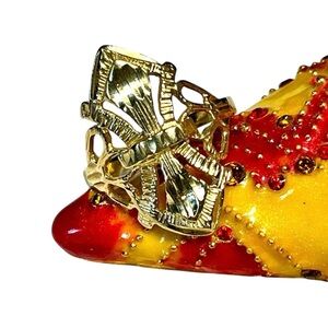 VINTAGE estate 10kt ladies GOLD ring -etched and brushed features